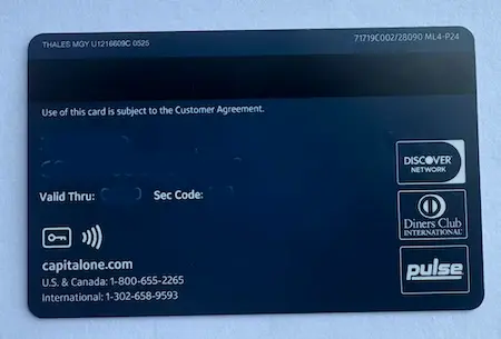 Capital One 360 Checking借记卡实体卡背面实拍,带有磁条和签名栏 Capital One 360 Checking借记卡实体卡背面实拍,带有磁条和签名栏
